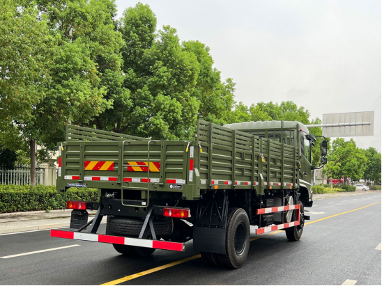 东风4*4越野载货汽车