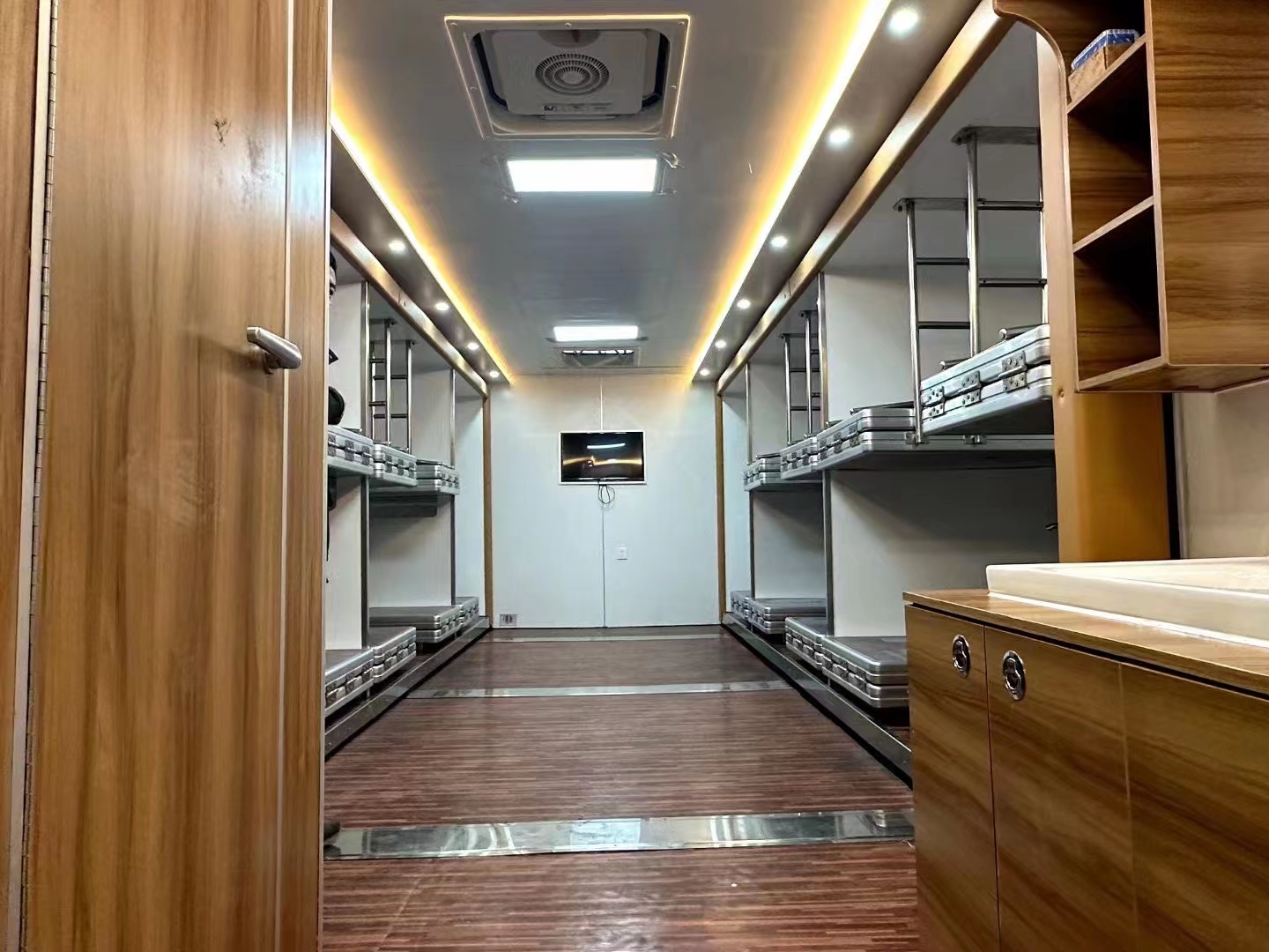 单桥24-32人宿营车